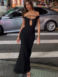 Robe longue noire à épaules dénudées avec découpe en goutte d'eau et coupe moulante élégante