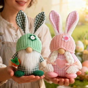 Detalle de gnomos de Pascua en trajes de cuadros verdes y rosas sostenidos por una persona