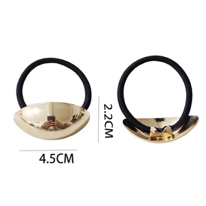Vue détaillée du bijou de tête en métal doré de 4,5 cm avec élastique noir robuste