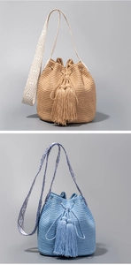Dettaglio borsa a secchiello in paglia intrecciata con nappe e tracolla jacquard etnica
