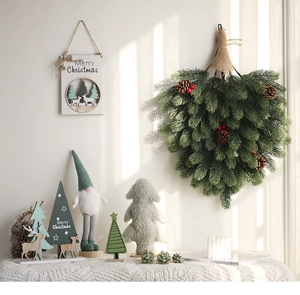 Weihnachtsdekorationsset mit Tannenzweigen, Plüschwichteln und Holzornamenten