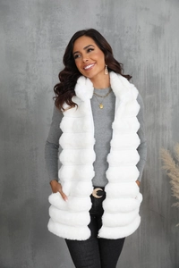 Détail du gilet en fausse fourrure blanche avec poches et texture moelleuse