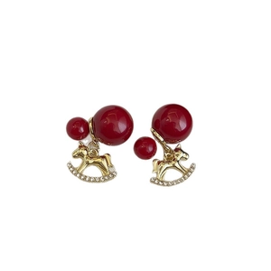 Boucles d'oreilles élégantes avec perles rouges et cheval à bascule doré et cristaux