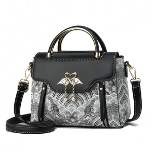 Elegante borsa patchwork con motivi grigi a onde e dettagli fenicottero oro
