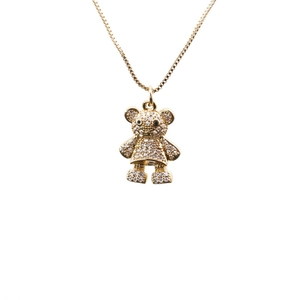 Nahaufnahme des goldenen Bärenanhängers mit Zirkonia und schwarzen Kristallaugen