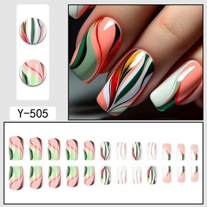 Faux ongles carrés noirs et blancs avec lignes dorées et motifs abstraits fluides