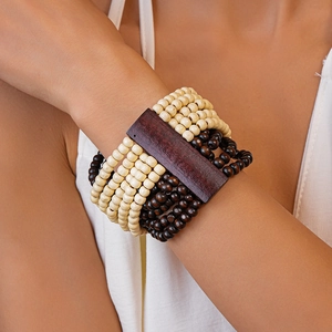 Détail du bracelet multicouche en perles de bois avec coque de coco et plaque de bois polie
