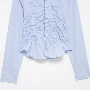 Chemise bleu clair à manches longues en popeline avec détails plissés et stretch