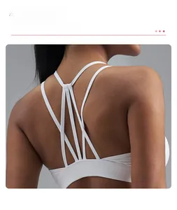 Vue détaillée du dos d'une brassière de sport blanche à fines bretelles croisées