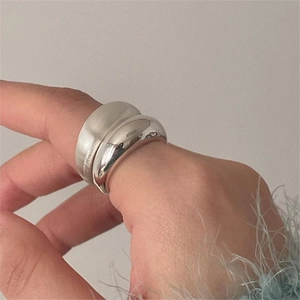 Close-up of a 925 sterling silver ring featuring polished and brushed metal textures
