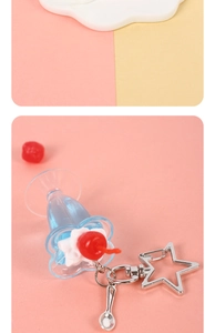 Detail eines blauen Eisbecher-Schlüsselanhängers mit Kirsche und sternförmigem Karabinerhaken