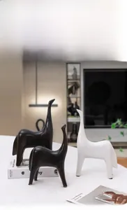 Details von modernen abstrakten Keramikpferde-Statuen in Schwarz-Weiß-Optik