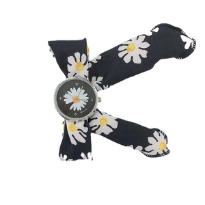 Fashionable daisy flower fabric ribbon watch with black dial and floral bow strap