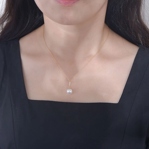 Elegant s925 sterling silver pearl pendant necklace with gold chain worn by a model