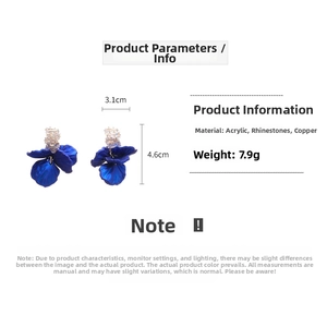 Vue détaillée des boucles d'oreilles fleur en acrylique avec strass et dimensions
