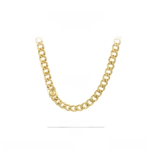 Détail du collier chaîne cubaine en acier doré de 9mm de large, 450mm de long et 65g
