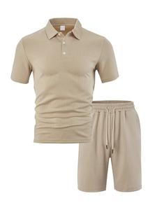 Dettaglio ravvicinato del set polo beige da uomo con trama in tessuto a nido d'ape