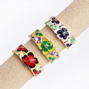 Anillo ajustable de oro con flores de esmalte de colores y circonitas cúbicas brillantes