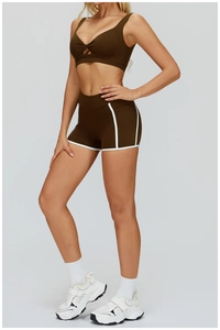 Détails de l'ensemble de yoga marron avec bordure blanche et soutien-gorge de sport croisé