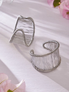 Vue détaillée des bracelets manchettes larges texturés en fils d'argent entrelacés