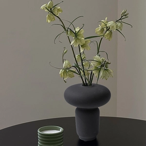 Vaso minimalista in ceramica nera con trama opaca e forma a fungo per decorazioni