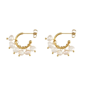 Elegante goldene C-Creolen mit natürlichen weißen Barockperlen-Anhängern für Damen