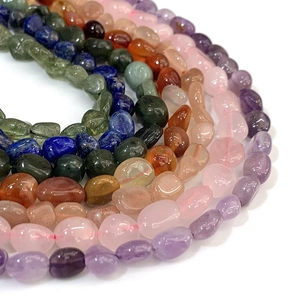 Detailopname van diverse natuurlijke halfedelsteen kralen voor het maken van sieraden