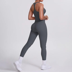 Détail du design dos nageur et de la coupe moulante de cet ensemble de yoga gris foncé