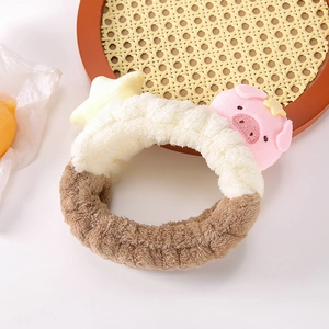 Bandeau en peluche mignon avec petit cochon et étoile sur un plateau en osier décoré
