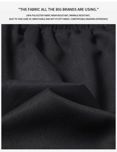 Dettaglio del tessuto nero 100% poliestere con trama saia traspirante sui pantaloni