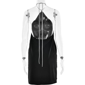 Détail d'une robe en satin noir avec licou en chaîne argentée et dos nu élégant