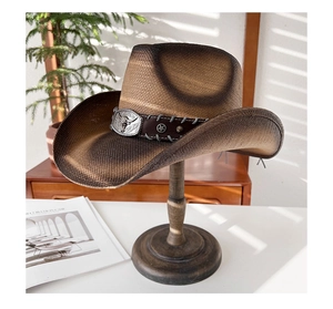 Détail d'un chapeau de cowboy en paille tressée dégradée avec boucle tête de taureau