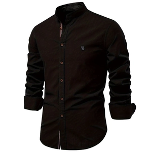 Détail d'une chemise noire en lin et coton avec col officier et broderie blanche
