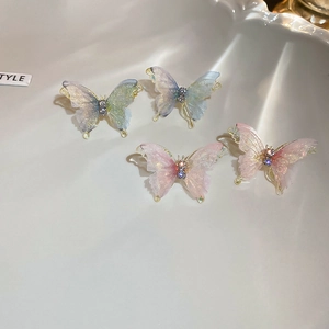 Détails macro des boucles d'oreilles papillon dégradées avec paillettes et cristaux