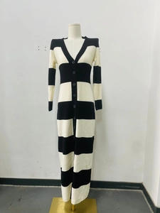 Détail du col en V et fermeture boutonnée sur robe longue en maille rayée
