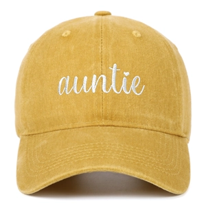 Detail der weißen 'auntie' Stickerei auf einer senfgelben gewaschenen Baumwoll-Baseballkappe