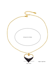 Dettaglio della collana cuore in titanio oro con misure 40+5cm e ciondolo da 3cm di larghezza