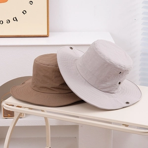 Détail de chapeaux de soleil pour enfants avec boutons-pression et tissu à séchage rapide