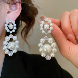Détails de boucles d'oreilles perles vintage avec zircon et design élégant style français