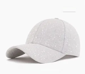 Détail de casquette de baseball gris clair avec motif éclaboussures de peinture blanche