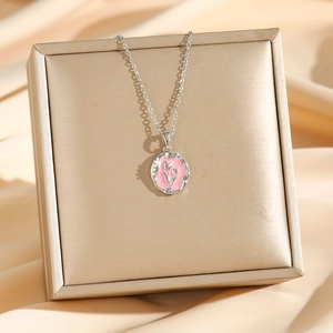 Collier avec pendentif tulipe argenté sur satin champagne dans un écrin à bijoux doré élégant
