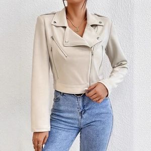 Détail du blouson perfecto blanc cassé en similicuir avec zip oblique et clous en métal