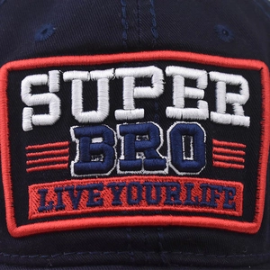 Gorra de béisbol azul marino con parche bordado SUPER BRO y borde rojo detallado