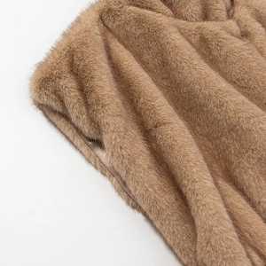 Gilet en fausse fourrure marron avec ceinture pour femme et texture douce en peluche