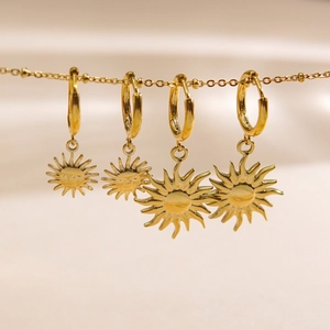 Eleganti orecchini in acciaio placcato oro 14K con pendente a forma di sole e volto