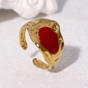 Bague réglable en acier inoxydable doré avec émail rouge et texture de lave