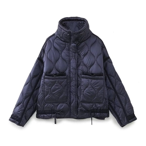 Giacca trapuntata blu navy da donna con motivo a onde, collo alto e tasche