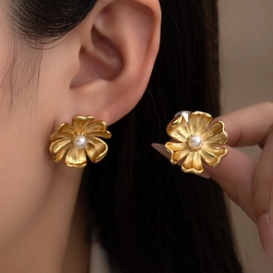 French daisy pearl earrings in gold-plated titanium steel with brushed texture finish