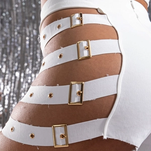 Detail der weißen High-Waist-Shorts mit seitlichen Ausschnitten und goldenen Schnallen