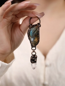 Vista detallada del collar de cobre hecho a mano con labradorita y cristal de cuarzo